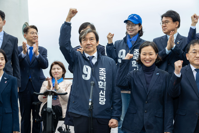 28일 부산 동백섬에서 조국 조국혁신당 대표가 4·10 총선 출정식을 열고 손을 들어보이고 있다. (사진=조국혁신당 제공) 
