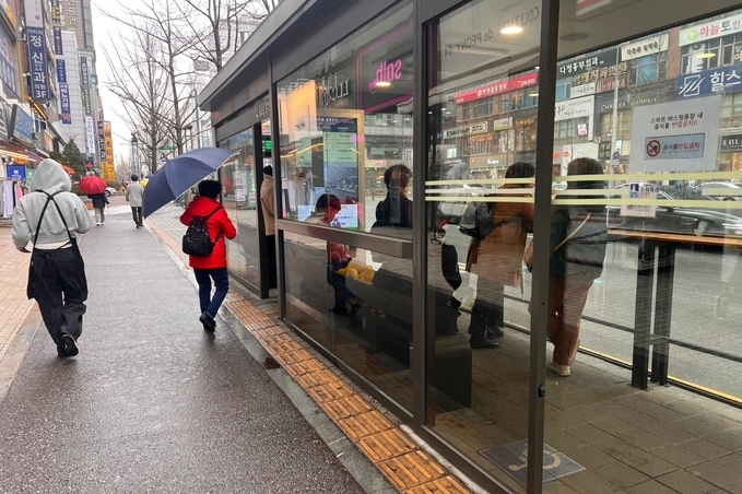 수원시 인계동 인근 버스정류장에서 버스를 기다리는 시민들의 모습. (사진=장진 기자)