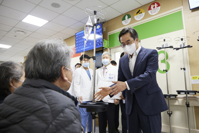 28일 분당서울대학교병원을 방문한 김동연 경기도지사가 의료현장 점검하면서 대기 중인 환자와 대화를 나누고 있다. (사진=경기도 제공)