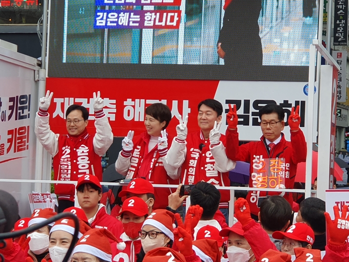 안철수(성남분당갑)·김은혜(성남분당을)·장영하(성남수정)·윤용근(성남중원) 등 국민의힘 후보들이 28일 오전 10시 30분 성남 야탑역 광장에서 열린 출정식에서 거리 인사를 하고 있다. (사진=이근 기자)