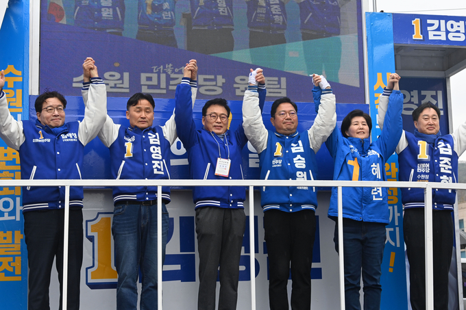 더불어민주당 박광온 상임공동선거대책위원장과 김승원(수원갑)·백혜련(수원을)·김영진(수원병)·김준혁(수원정)·염태영(수원무) 등 후보들이 오전 10시 30분 수원남문시장에서 열린 출정식에서 거리 인사를 하고 있다. (사진=옥지훈 기자)