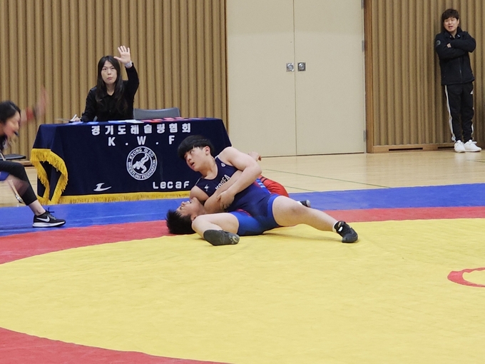28일 파주시 문산국민체육센터에서 열린 제53회 전국소년체육대회 경기도대표 선발대회 첫 날 남자중등부 자유형 80㎏급 최종선발전에서 박성빈(성남 문원중)이 정승민(역곡중)에게 폴승을 거두고 있다. (사진=경기도레슬링협회 제공)
