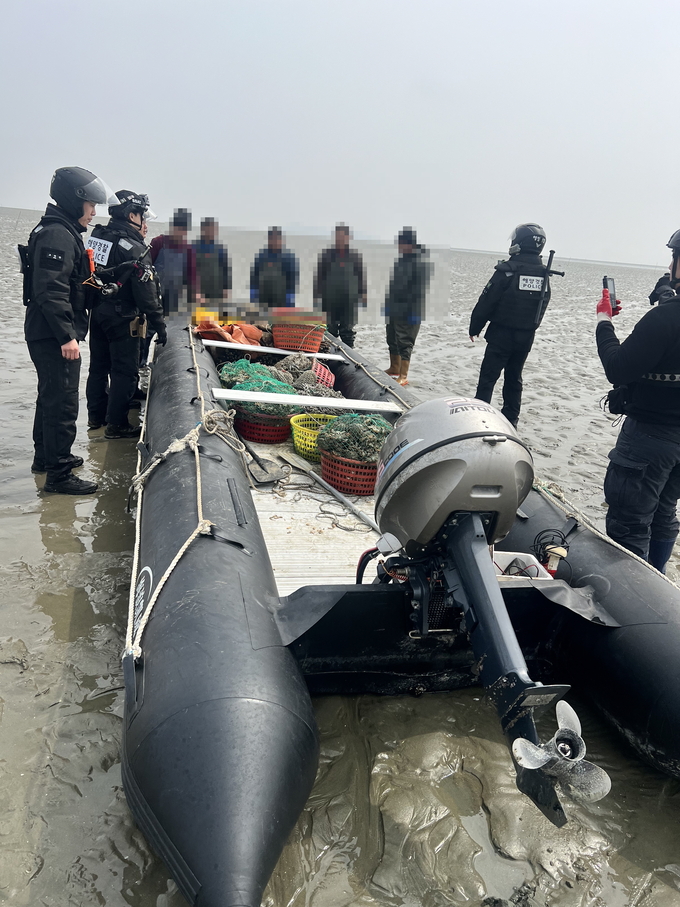 27일 연평도 해상 범게 약 80kg 불법 조업한 혐의로 나포된 외국어선 ( 사진 = 해양경찰청 제공 )