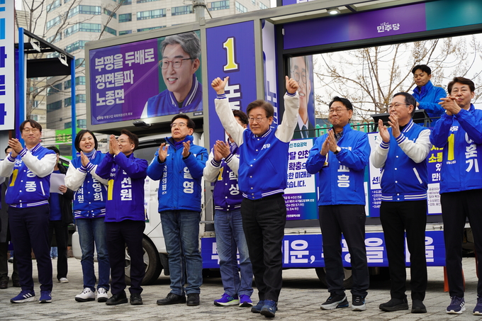 민주당 인천시당 총선 출정식이 오후 4시 부평역 북광장에서 열렸다. ( 사진 = 김주헌 기자 )