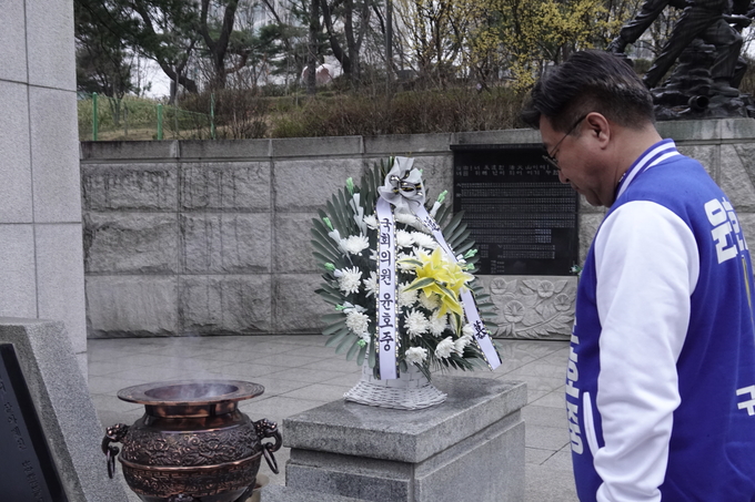 구리 현충탑에 참배하고 있는 더불어민주당 윤호중 구리시 국회의원 후보. (사진=윤호중 후보 측 제공)