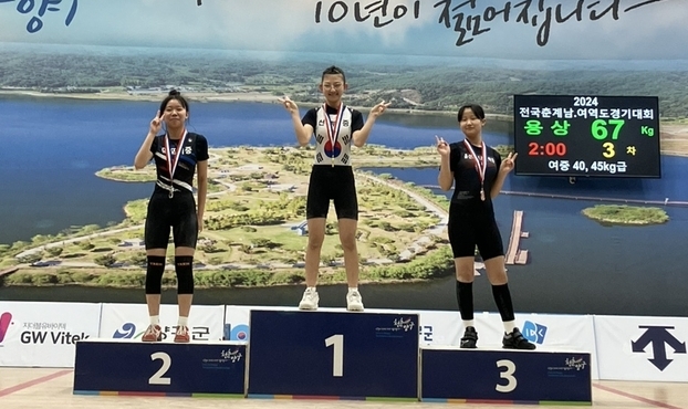 28일 강원특별자치도 양구군 용하체육관에서 열린 제35회 전국춘계여자역도경기대회 사흘째 여자중등부 40㎏급에서 3관왕에 오른 임혜연(안산 선부중·가운데)이 기념사진을 찍고 있다. (사진=선부중학교 역도팀 제공)