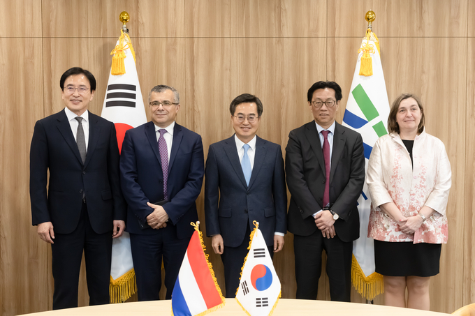 28일 경기도청에서 김동연 경기도지사(가운데)와 벤자민 로(Benjamin Loh) ASM 대표 등 참석자들이 기념촬영을 하고 있다. (사진=경기도 제공)
