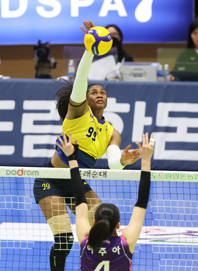 28일 수원체육관에서 열린 도드람 2023~2024 V리그 여자부 챔피언결정전(5전 3선승제) 1차전 수원 현대건설과 인천 흥국생명의 경기에서 현대건설 레티치아 모마 바소코(등록명 모마)가 공격하고 있다. (사진=연합뉴스)
