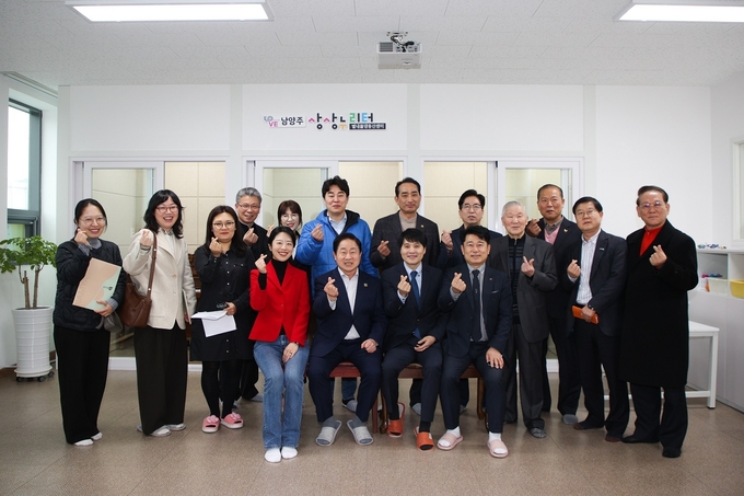 전국 최초 남양주형 초등돌봄센터인 ‘상상누리터 별내물댄동산센터’ 임직원들이 현판식을 마치고 주광덕 시장과 함께 기념촬영을 하고 있다.(사진=남양주시 제공)