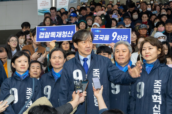30일 전북 익산역 광장에서 조국 조국혁신당 대표가 취재진 질문에 답하고 있다. (사진=조국혁신당 제공)