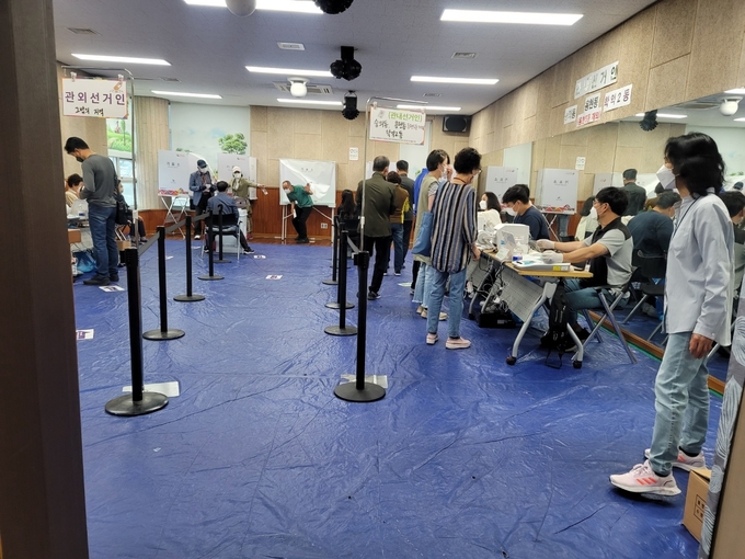 지난 2022년 제8회 전국동시지방선거 사전투표소에서 유권자들이 투표를 하고 있다. ( 사진 = 이연수 기자 )