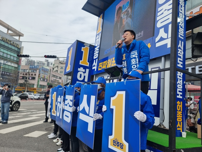 미추홀구 신기시장을 찾은 허종식 후보가 지지를 호소했다. ( 사진 = 김민지 기자 )