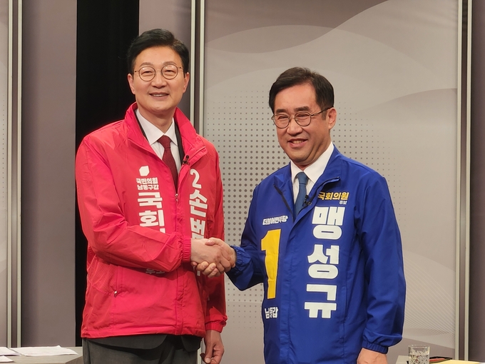 OBS 경인TV 남동구갑 후보자 토론회장에서 맹성규 더불어민주당 후보와 손범규 국민의힘 후보가 악수하며 기념촬영하고 있다. ( 사진 = 박지현 기자 )