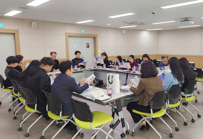시흥시가 기관 및 단체의 전략적 통합 도시브랜드의 가치를 높이기 위한 ‘홍보 거버넌스’를 확대 재정비하고, 2024년 첫 정례회를 시작으로 힘찬 활동에 돌입했다. (사진=시흥시 제공)