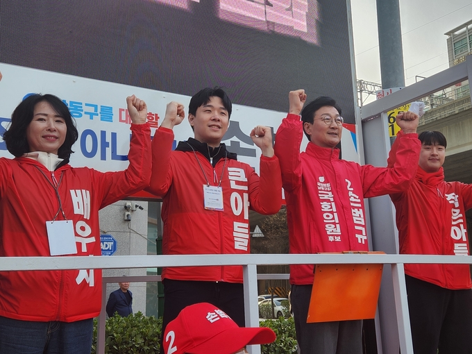 지난 30일 논현동 홈플러스 앞에서 손 후보와 가족들이 함께 선거유세를 하고 있다. ( 사진 = 박지현 기자 ) 