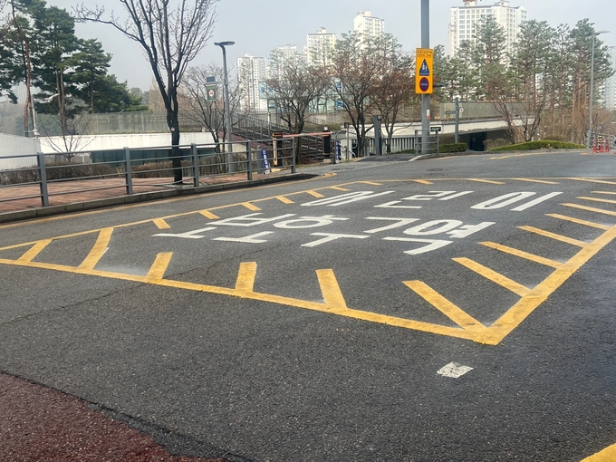 수원시 영통구 원천동 인근 한 초등학교 앞 어린이보호구역. (사진=장진 기자)