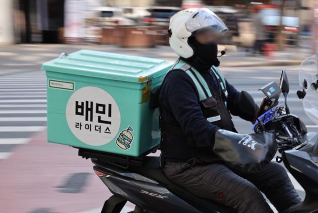 배달을 수행하고 있는 배민 라이더스. (사진=연합뉴스 제공)