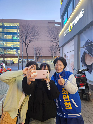 더불어민주당 최민희 후보가 유세 도중 유권자들과 함께 셀카를 찍고 있다. (사진=최 후보 측 제공)