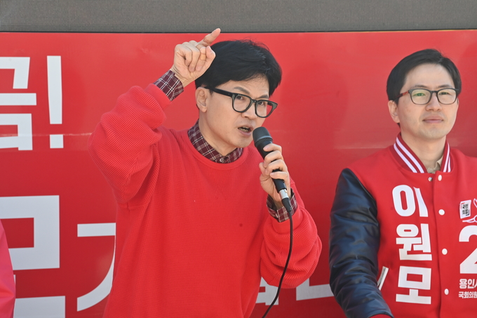 한동훈 국민의힘 비상대책위원장 겸 총괄선거대책위원장이 31일 오전 용인시 처인구에서 후보 지원 유세를 하고 있다. 오른쪽은 이원모(용인갑) 국민의힘 후보. (사진=옥지훈 기자)
