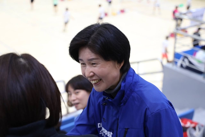 백혜련(민주·수원을) 국회의원 후보가 31일 제32회 수원시 배드민턴협회장기 대회에 참석했다. (사진=백혜련 후보 측 제공)
