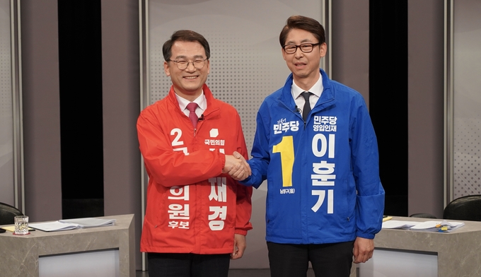 OBS 경인TV 남동구을 후보자 토론회장에서 이훈기 더불어민주당 후보와 신재경 국민의힘 후보가 악수하고 있다. ( 사진 = 김주헌 기자 )