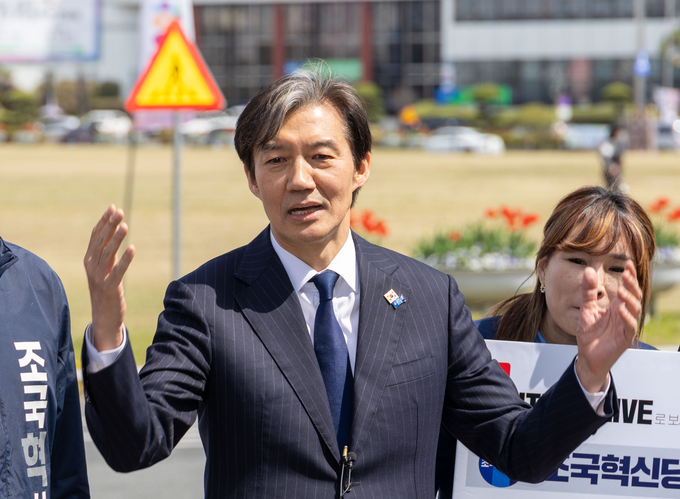 31일 조국 조국혁신당 대표가 경남 창원시 성산구 롯데백화점 창원점 앞에서 발언하고 있다. (사진=조국혁신당 제공)