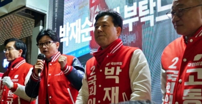 지난 29일 수원시 권선구에서 국민의힘 한동훈 총괄선거대책위원장과 박재순(수원무)·방문규(수원병)·고동진(서울 강남병) 등 국회의원 후보들이 선거 유세를 하고 있다. (사진=박재순 후보 측 제공)
