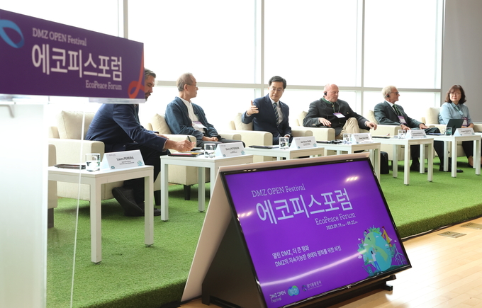 지난해 9월 애기봉 평화생태공원 조강전망대에서 열린 2023 DMZ OPEN Festival-에코피스(ECO PEACE) 포럼 개회식에서 김동연 경기도지사가 민선8기 경기도 생태.평화비전에 대해 대담하고 있다. (사진=경기도 제공)