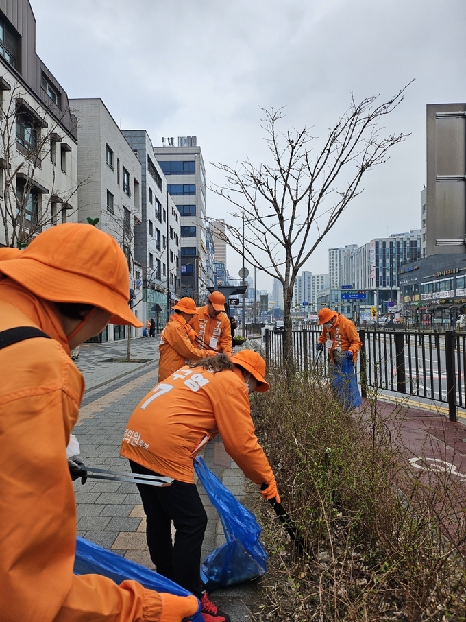 김구영 후보와 선거운동원들이 지역구에서 쓰레기 줍기 선거운동을 펼치고 있다. (사진=김구영 후보 측 제공)