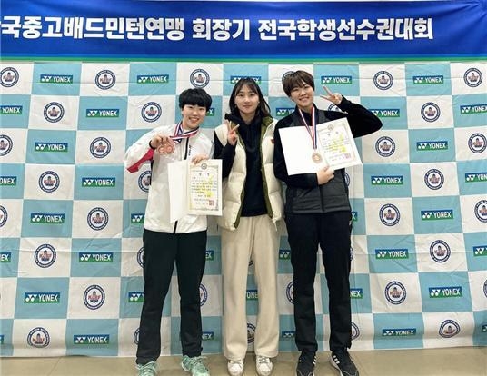 남양주시체육회 G-스포츠클럽 배드민턴 여자중등부 선수단 소속 (왼쪽부터) 신소영 선수, 한용주 코치, 김한율 선수)가 ‘2024 한국중고배드민턴연맹 회장기 전국학생선수권대회’에서 입상한 후 기념촬영을 하고 있다. 사진=남양주시 제공)