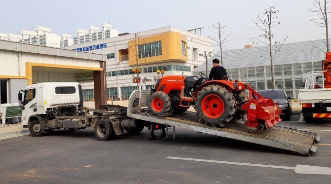 인천시 농업기술센터 앞에서 대형 농기계를 견인차에 싣고 있다. ( 사진 = 인천시 제공 )