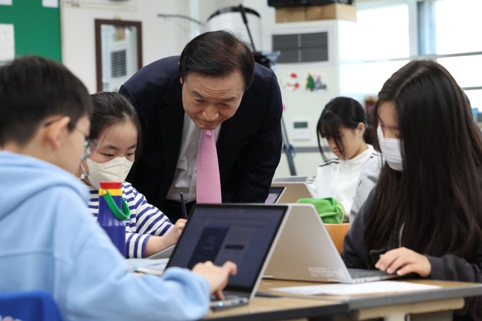 1일 임태희 경기도교육감이 수원 산의초 하이러닝 수업을 참관하고 있다. (사진=경기도교육청 제공) 