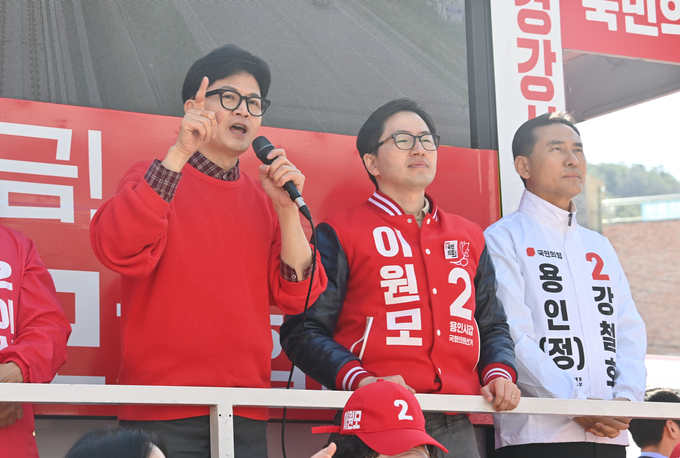 한동훈 국민의힘 총괄선거대책위원장이 용인지역 후보들과 31일 오전 경기도 용인시 처인구 이마트 용인점 맞은 편에서 여당 지지를 호소하고 있다. (사진=옥지훈 기자)