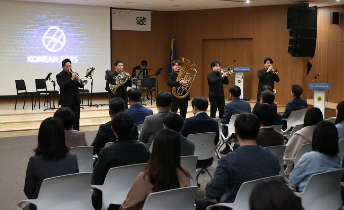 1일 경기도의회에서 열린 ‘제1회 의회공감’에서 도의회 사무처 직원들이 공연을 관람하고 있다. (사진=경기도의회 제공)