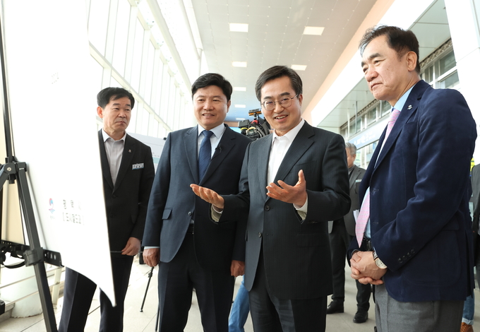 1일 김동연 경기도지사가 평택 지제역을 방문해 현장을 점검하고 있다. (사진=경기도 제공)
