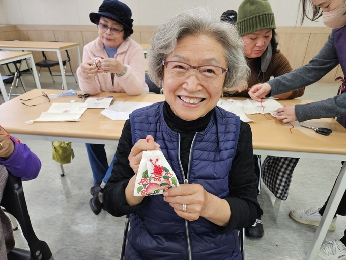 찾아가는 경기도박물관 어르신 체험교육 진행 모습. (사진=경기문화재단 제공)