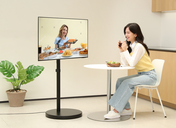 삼성전자 모델이 삼성스토어 홍대점에서 '무빙 스탠드' 출시에 맞춰 삼성전자 43형 스마트모니터와 결합한 '스마트모니터 무빙 스탠드(스무스)'를 소개하고 있다. (사진=삼성전자 제공)
