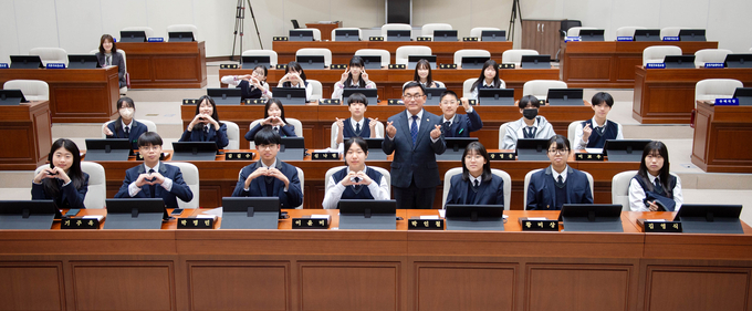 용인특례시의회 ‘청소년 지방자치아카데미’에 모현중학교 학생자치회 20여 명이 참여했다. (사진=용인시의회 제공)