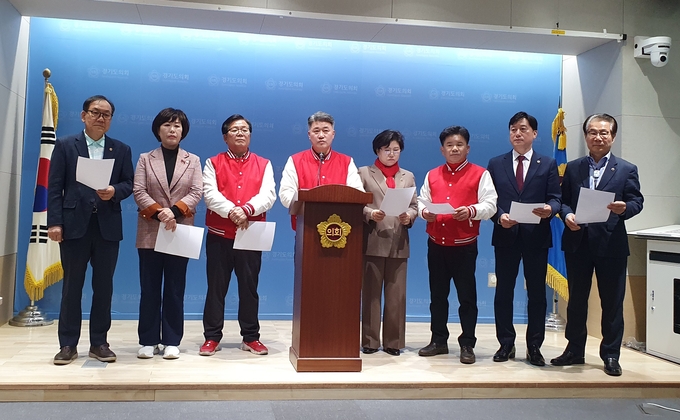 2일 경기도의회 브리핑룸에서 국민의힘 소속 도의원들이 기자회견을 진행하고 있다. (사진=이근 기자)