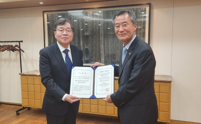 2일 인천시와 해사전문법원 인천 유치 범시민운동본부는 배형원 신임 법원행정처 차장을 만나 건의문을 전달했다. ( 사진 = 인천시 제공 )