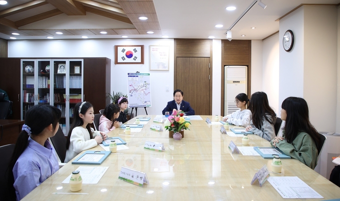 주광덕 남양주시장이 올해 첫 명예시장으로 참여한 학생들과 소통의 시간을 갖고 있다. (사진=남양주시 제공)