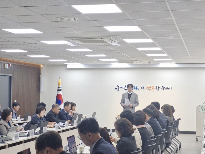 박운평 구리시 공무원노동조합 위원장이 그동안 노동조합에 접수된 갑질 사례들을 발표하고 있다. (사진=구리시 제공)
