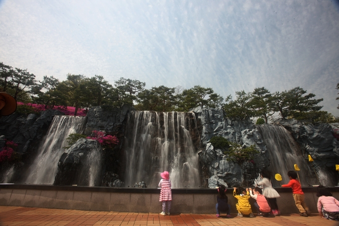 철쭉동산내 철쭉폭포. (사진=군포시 제공)