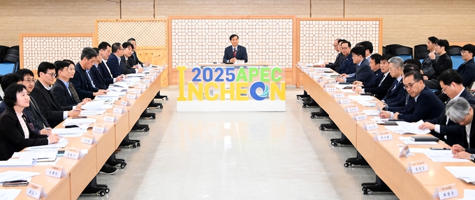 2일 열린 '2025 APEC 정상회의 인천 유치 지원 TF 회의'에서 황효진 시 글로벌도시정무부시장과 군·구·공사·공단 관계자들이 총력 대응 방안을 논의하고 있다. ( 사진 = 인천시 제공 )