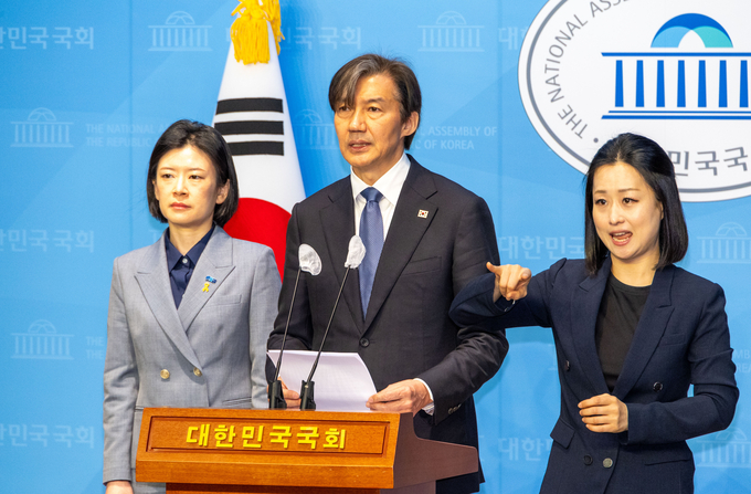 조국 조국혁신당 대표가 2일 국회 소통관에서 비례대표 선거운동 제한 위헌법령 헌법소원 청구 관련 기자회견을 열고 있다. (사진=조국혁신당 제공)