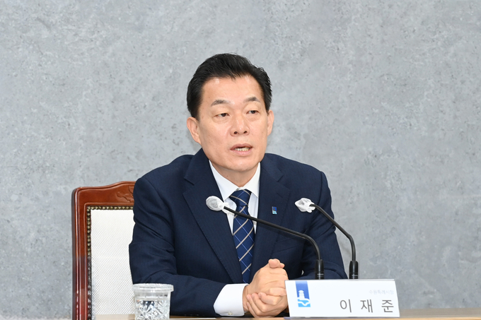 지난달 29일 ‘성인페스티벌 개최 반대 대책회의’에서 발언하고 있는 이재준 수원시장의 모습. (사진=수원시 제공)