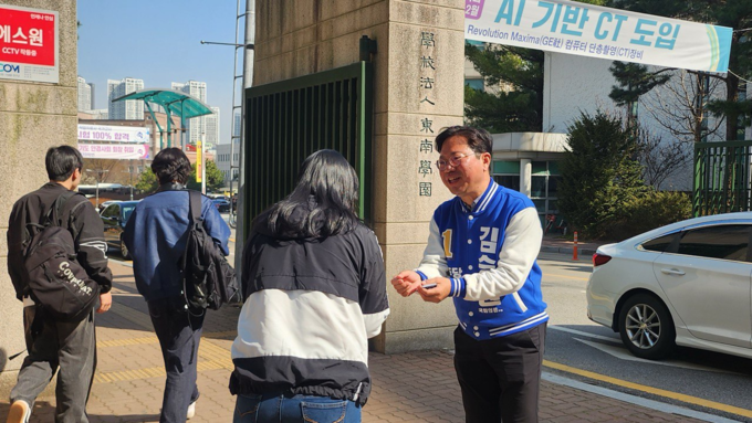 김승원(민주·수원갑) 국회의원 후보가 2일 수원시 장안구 소재 동남보건대학교를 방문해 학생들에게 인사하고 있다. (사진=김승원 후보 측 제공)