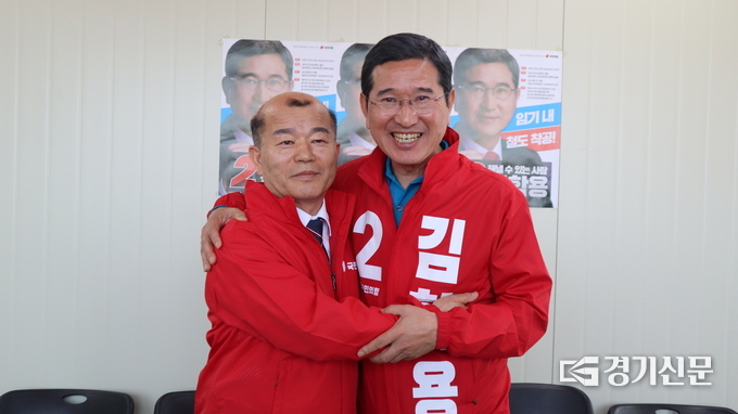 이기영 전 무소속 국회의원 후보가 김학용 국회의원 후보에 대한 지지를 선언을 하고 있다(사진=김학용 후보 선거캠프)