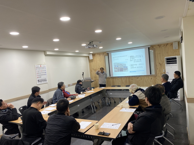 지난 2일 진행된 이동노동자 대상 법률 교육‧상담 현장 모습. (사진=수원시 제공)