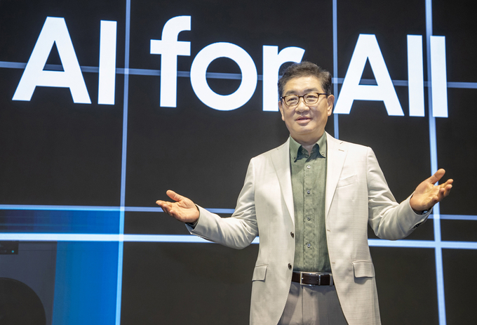 삼성전자 DX부문장 한종희 부회장이 비스포크 AI 미디어데이에서 연설을 하고 있다. (사진=삼성전자 제공)